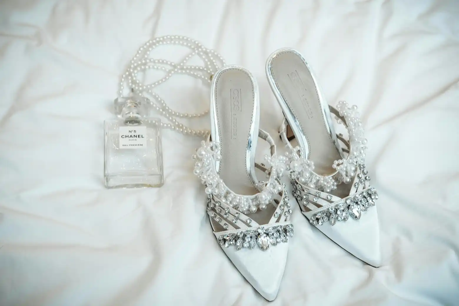 Scarpin feminino com detalhes brilhantes