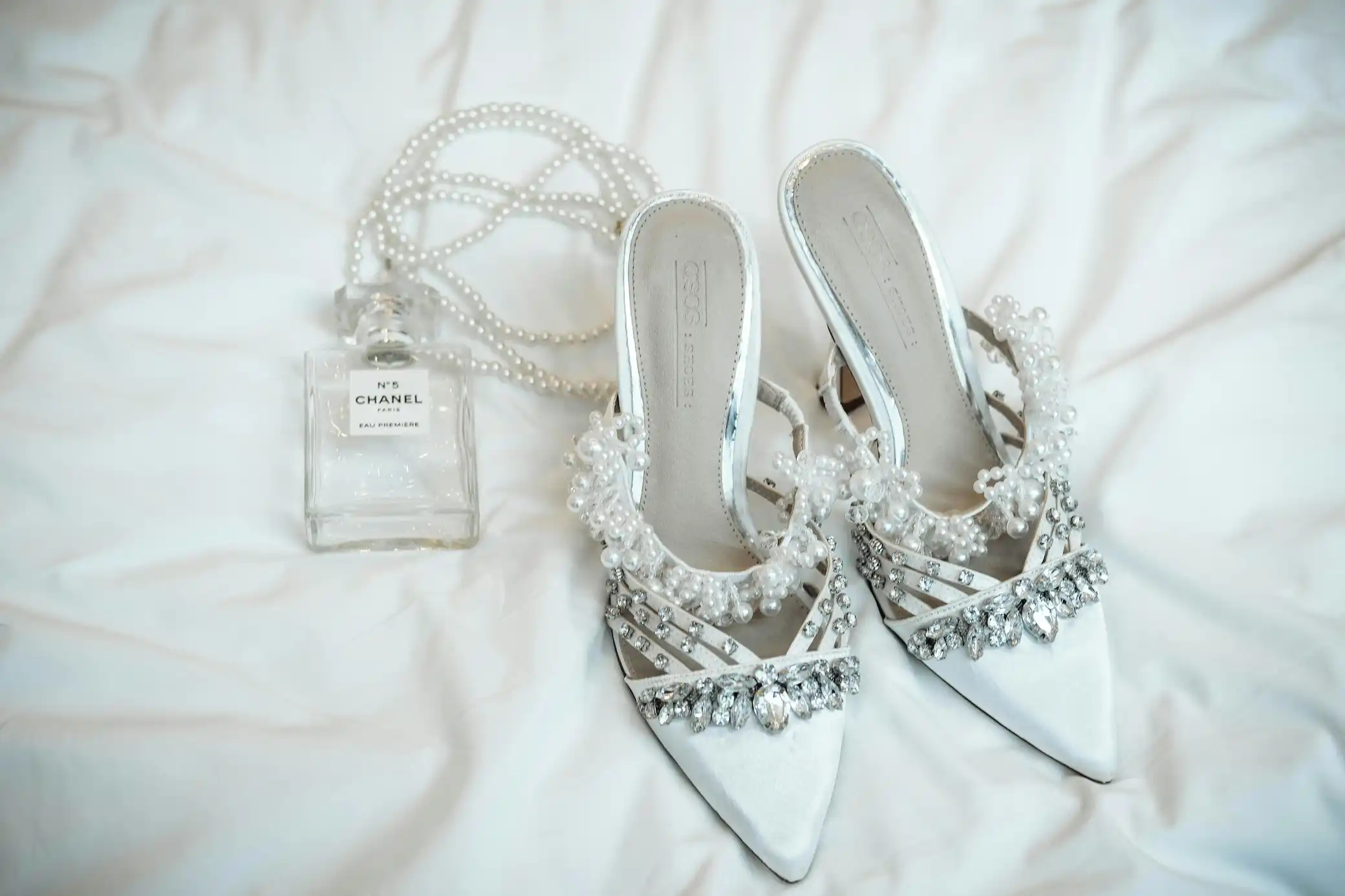 scarpin branco elegante para usar no reveillon